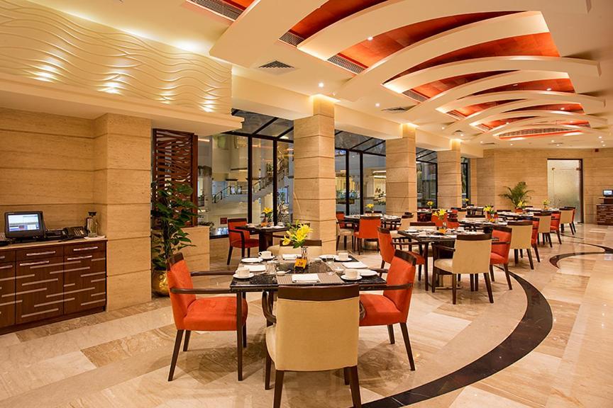Отель The Suryaa Нью-Дели Экстерьер фото The restaurant