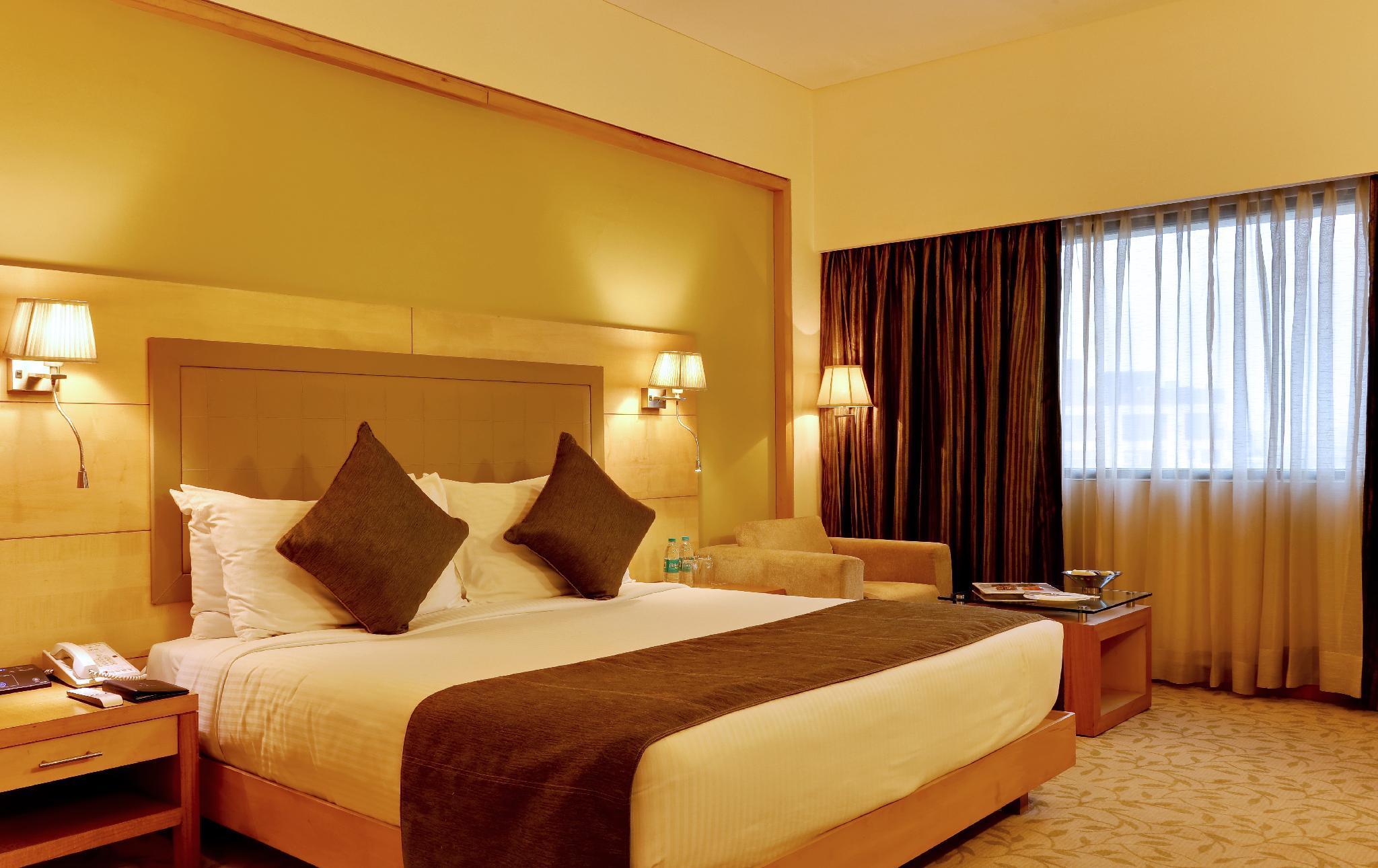 Отель The Suryaa Нью-Дели Экстерьер фото A room at the Taj Bengal
