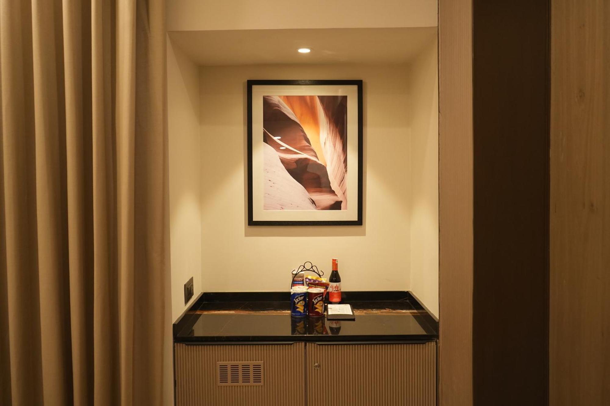 Отель The Suryaa Нью-Дели Экстерьер фото A wet bar in a hotel room