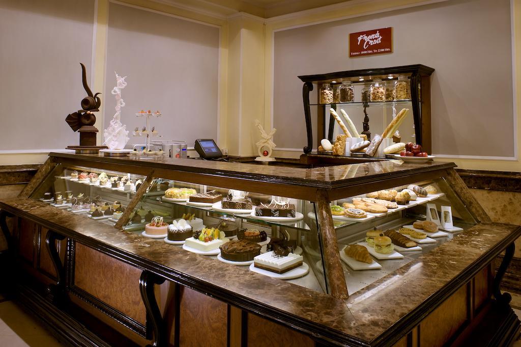 Отель The Suryaa Нью-Дели Экстерьер фото A pastry display case