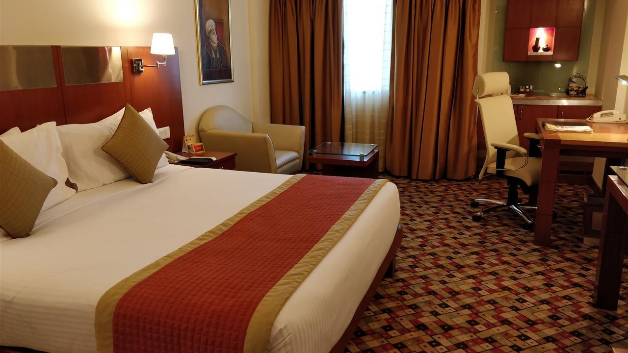 Отель The Suryaa Нью-Дели Экстерьер фото A room at the hotel