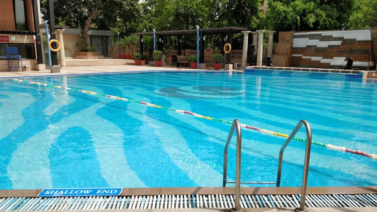 Отель The Suryaa Нью-Дели Экстерьер фото Swimming pool at the club