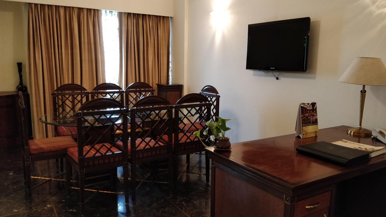 Отель The Suryaa Нью-Дели Экстерьер фото A meeting room at the hotel