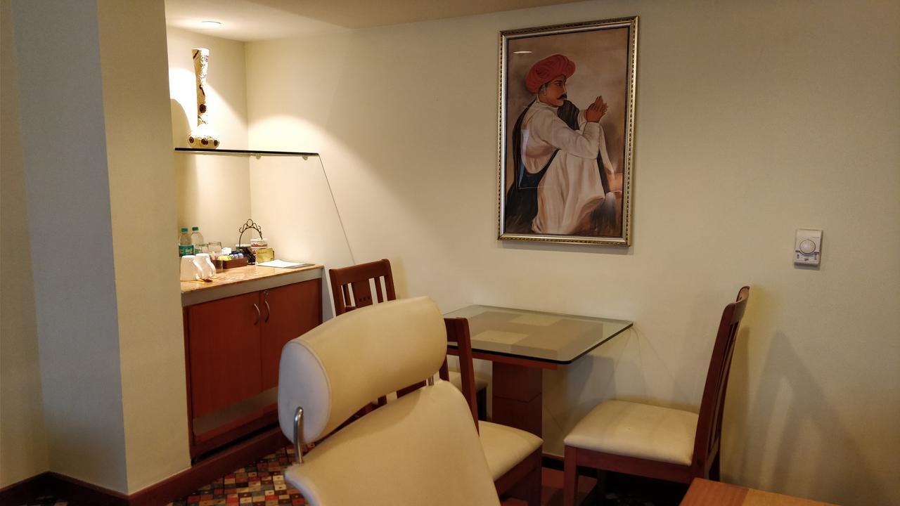 Отель The Suryaa Нью-Дели Экстерьер фото A painting of a Sikh man in a hotel in India