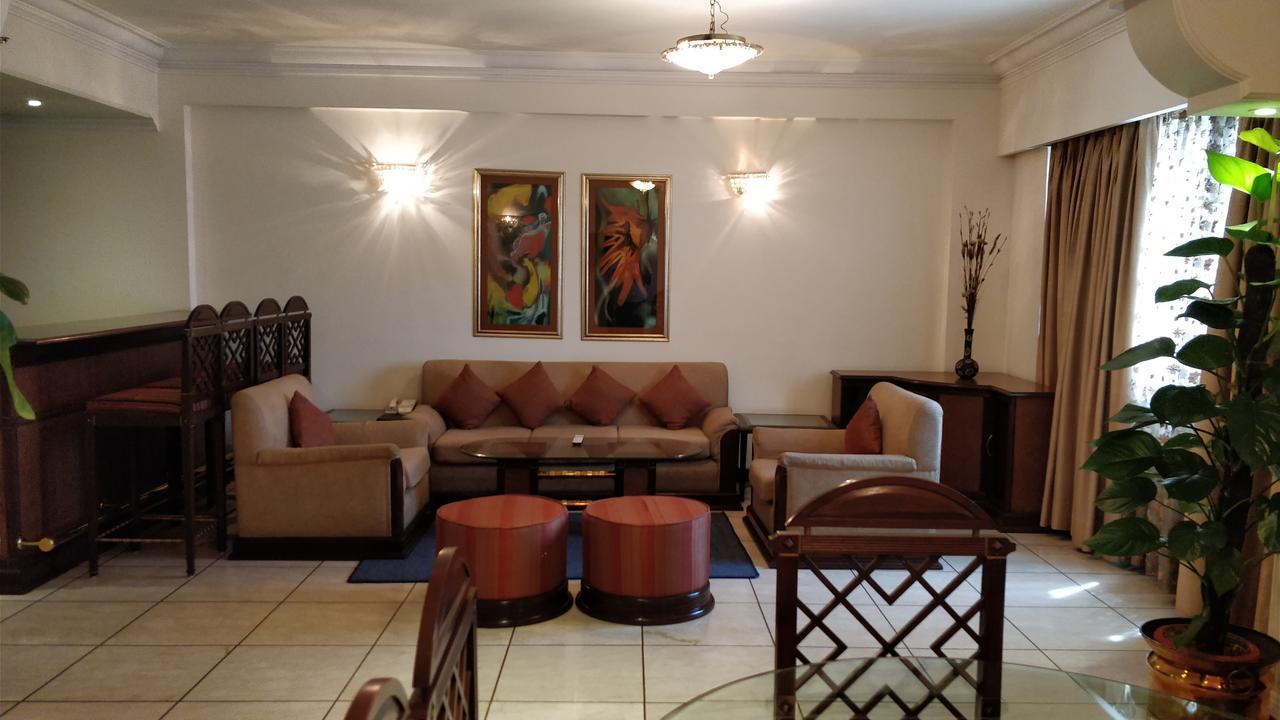 Отель The Suryaa Нью-Дели Экстерьер фото A living room in a typical apartment