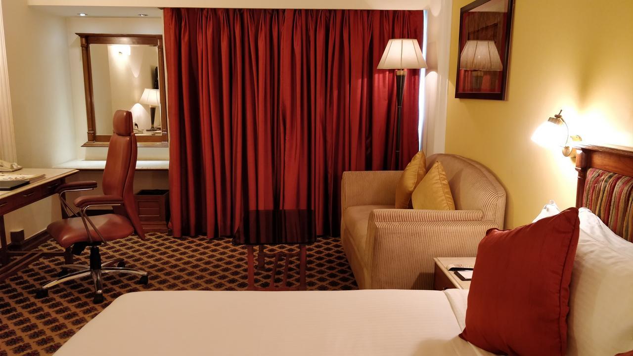 Отель The Suryaa Нью-Дели Экстерьер фото A room at the Taj Bengal