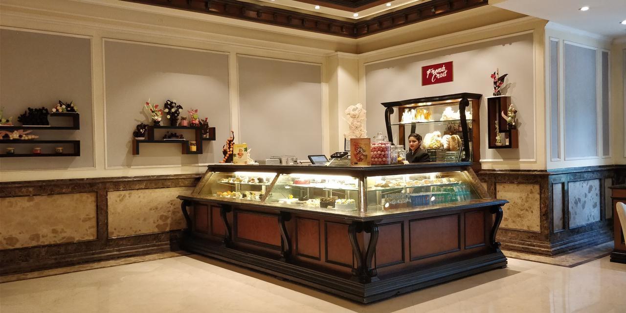 Отель The Suryaa Нью-Дели Экстерьер фото A pastry shop in India