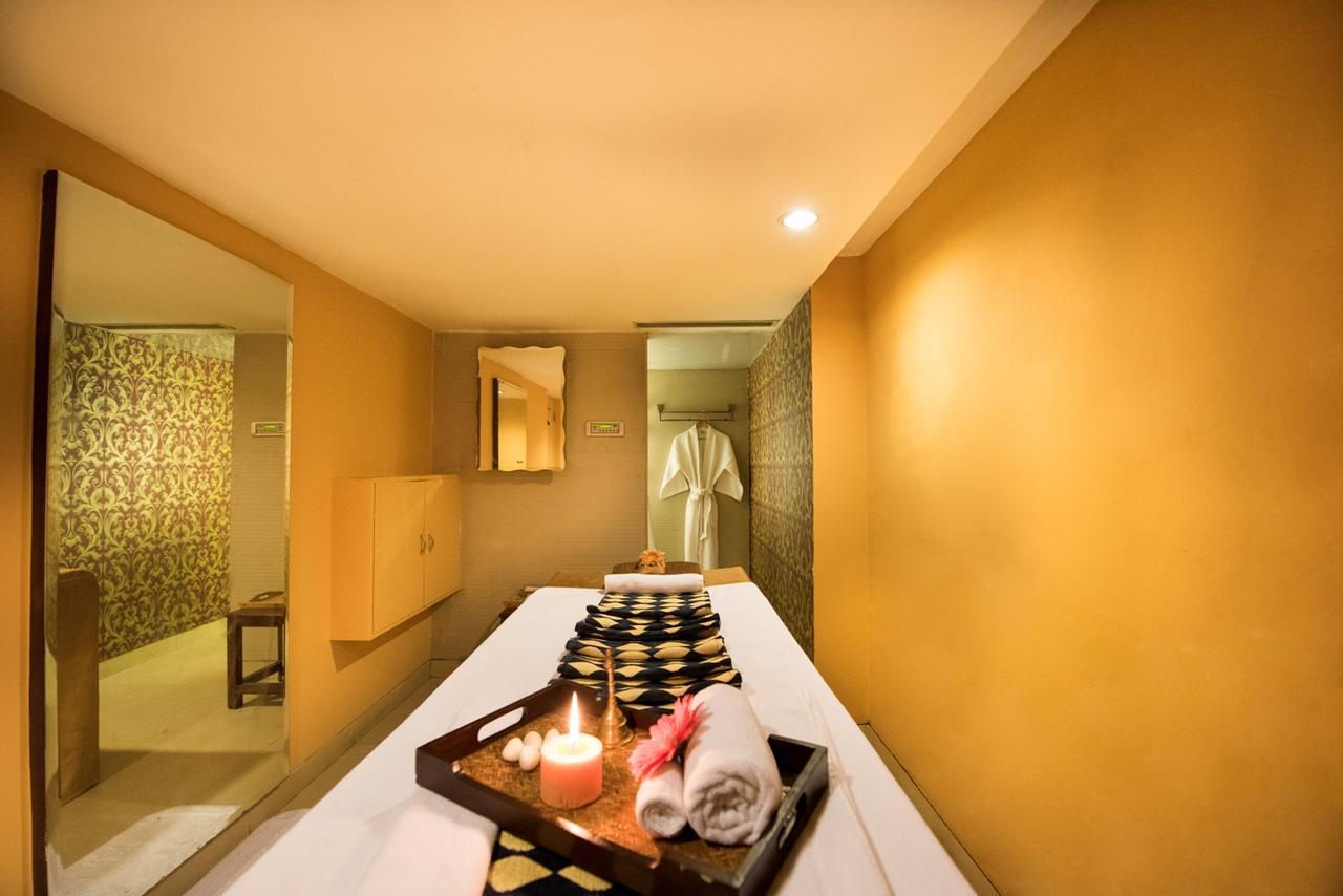 Отель The Suryaa Нью-Дели Экстерьер фото A massage room at a spa