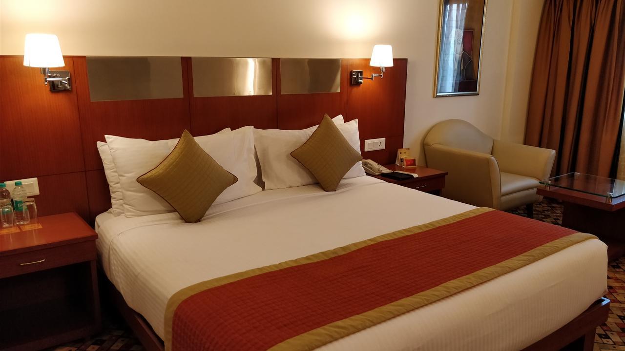 Отель The Suryaa Нью-Дели Экстерьер фото A room at the Taj Bengal