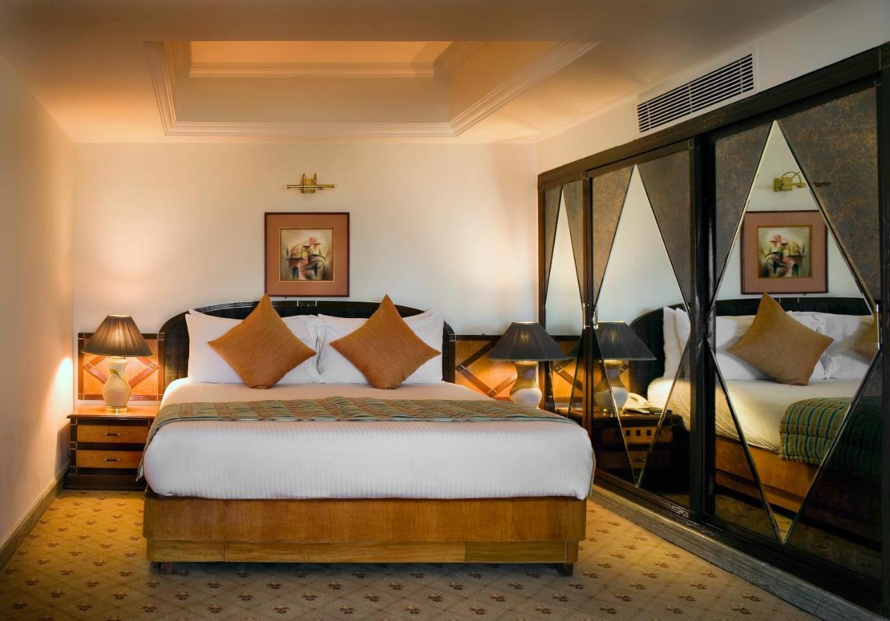Отель The Suryaa Нью-Дели Экстерьер фото A bedroom at the Taj Mahal Palace