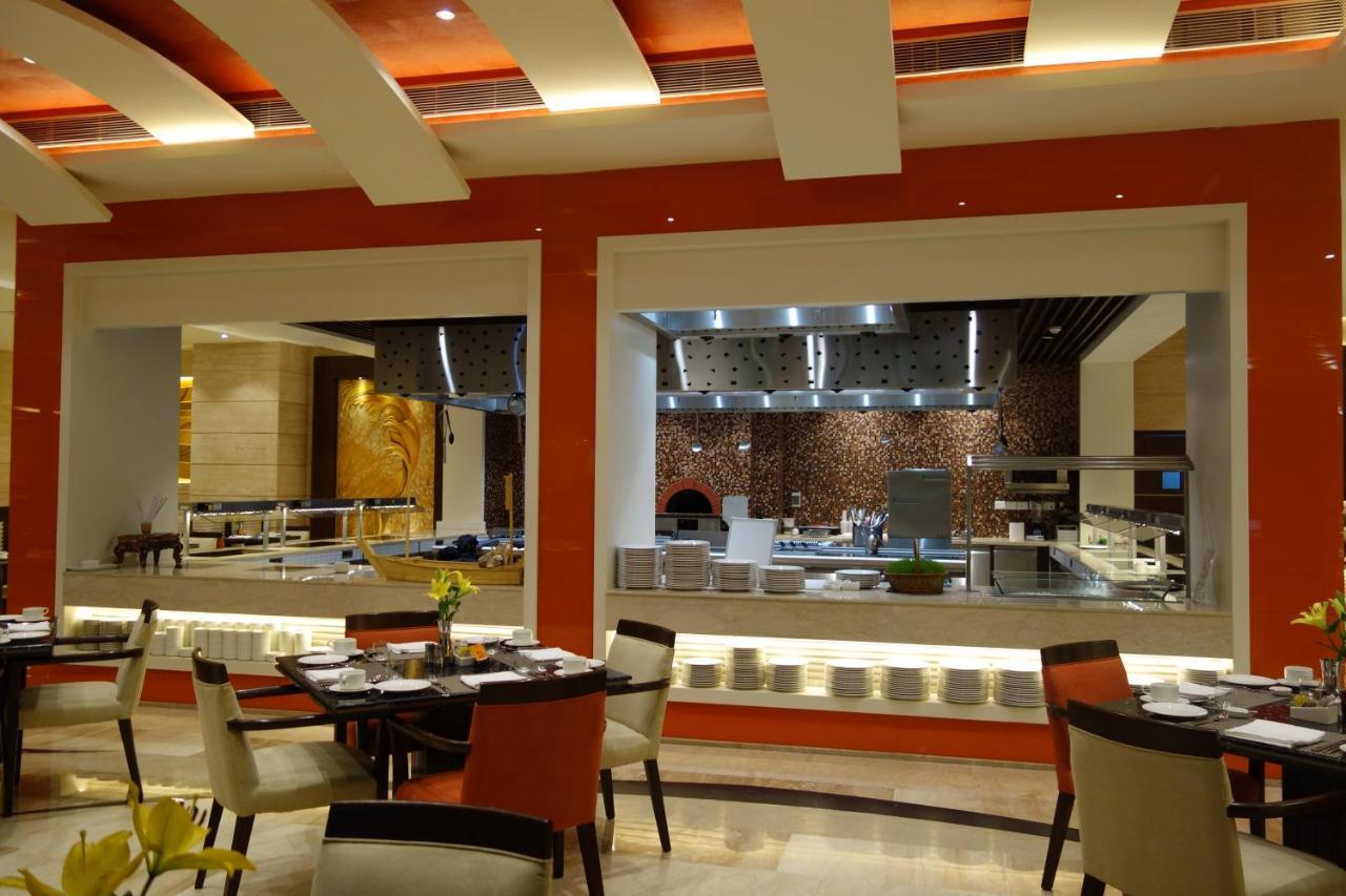 Отель The Suryaa Нью-Дели Экстерьер фото The restaurant