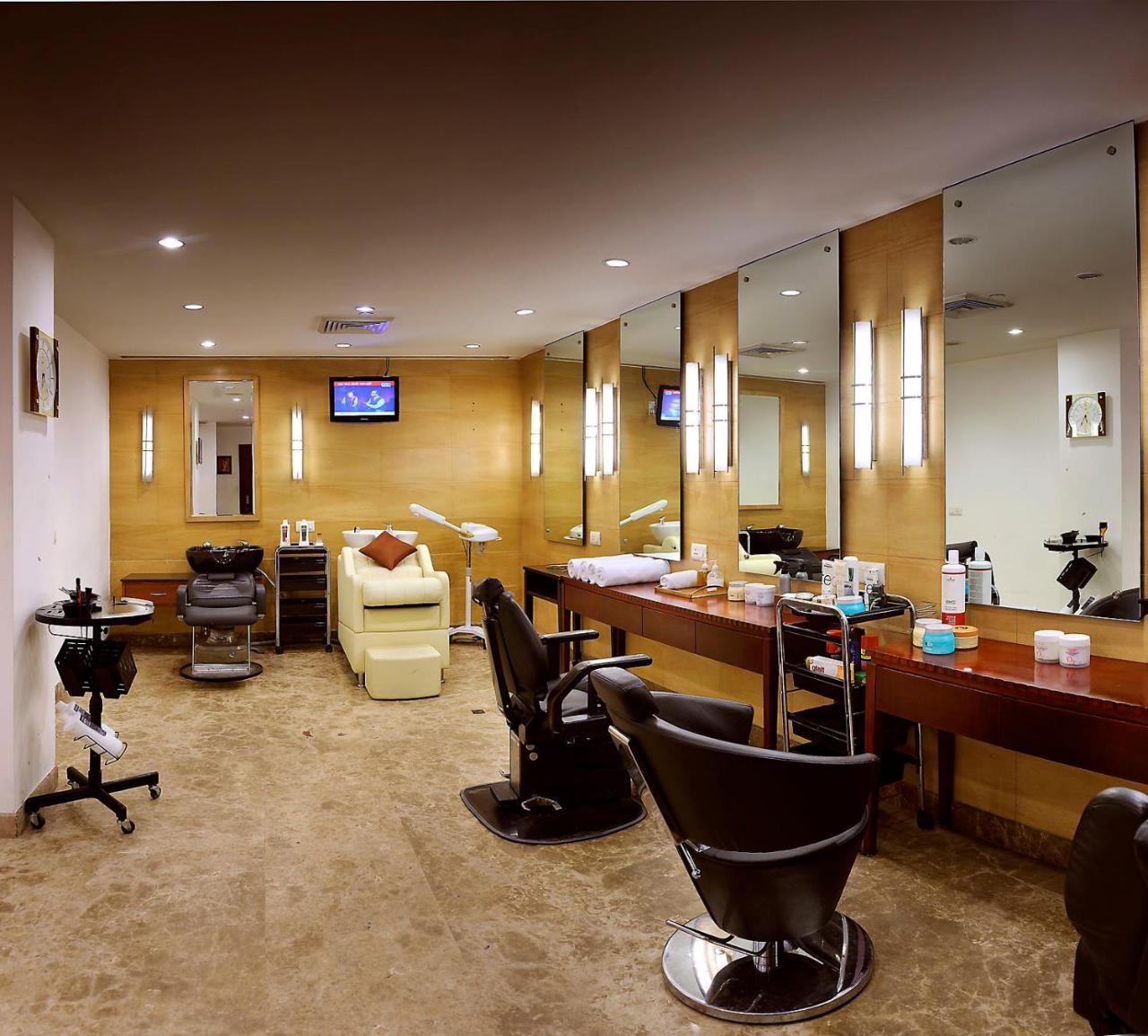 Отель The Suryaa Нью-Дели Экстерьер фото A salon in Singapore