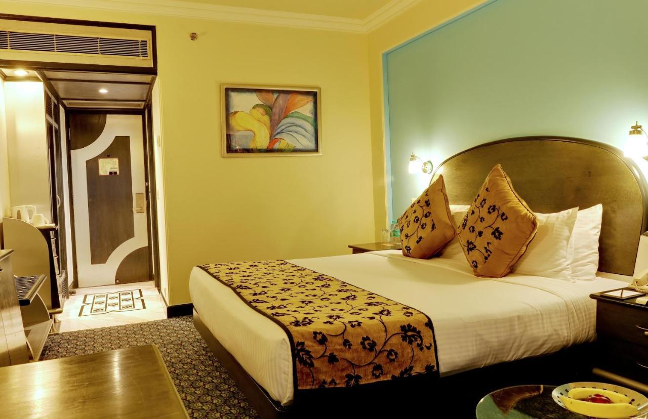 Отель The Suryaa Нью-Дели Экстерьер фото A room at the hotel