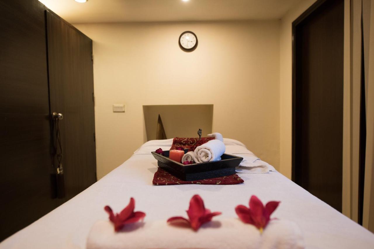 Отель The Suryaa Нью-Дели Экстерьер фото A massage bed at a spa